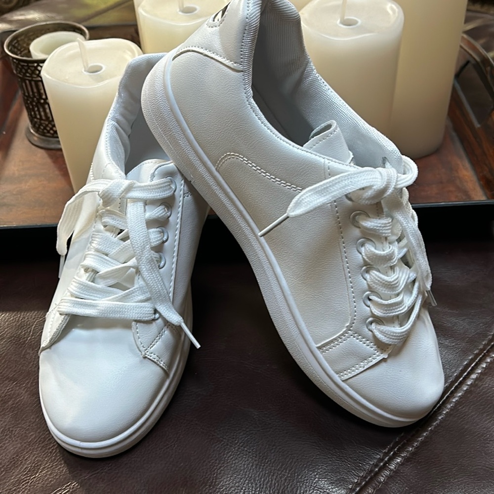 BEAND NEW! Women’s sneakers 9